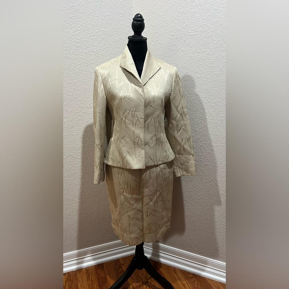 Retail For $796 Lafayette 148 NY Size 8 Skirt Suit Blazer